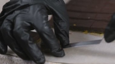 Kesme ve bıçak kullanarak kayısı çekirdeği ile dolgular için çikolata şekerleme pralin bölmek. Fırıncılar eller yakın çekim.