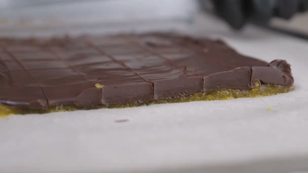 Řezací náplní pro čokoládové bonbony pralinky s meruňkovým semena nožem. — Stock video