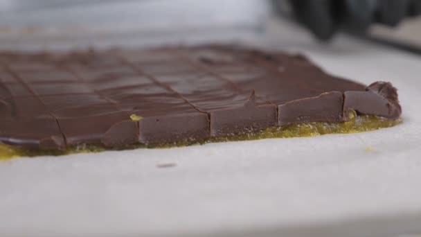 Taglio ripieni per caramelle al cioccolato praline con semi di albicocca con coltello . — Video Stock