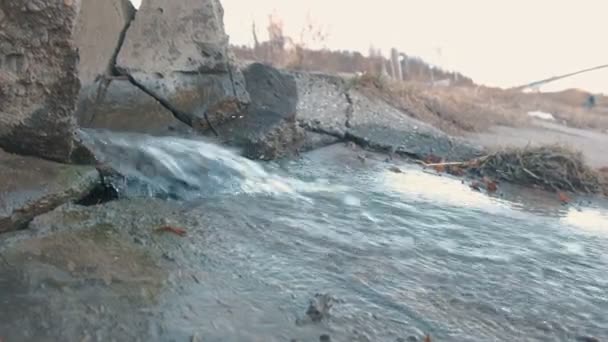 Descarga de contaminación del agua desde el desagüe. Vista lateral . — Vídeo de stock