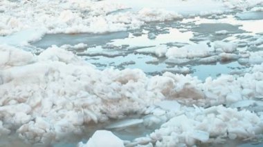 Buz drift Nehri üzerinde. Hareketli buzlar yakın çekim.