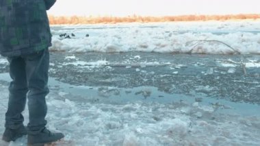Oğlan suya buz baharda nehirde atar