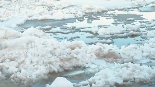 Eisverwehungen auf dem Fluss. Bewegte Eisschollen aus nächster Nähe. — Stockvideo