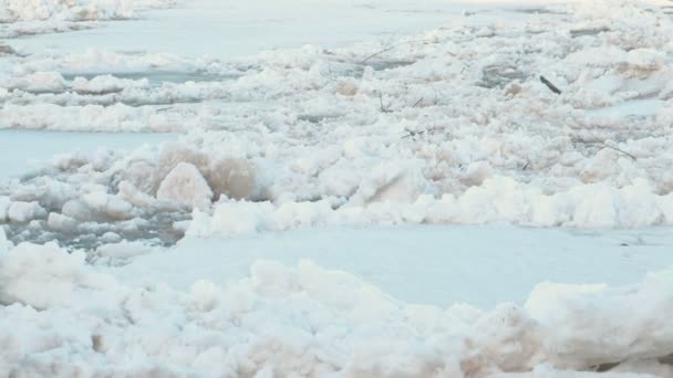 Eisverwehungen auf dem Fluss. Große Eisschollen aus nächster Nähe bewegen. — Stockvideo