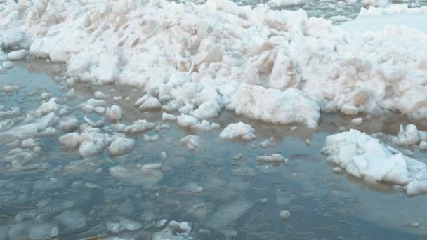 Ice drift på floden. Rörliga isflak närbild. — Stockvideo