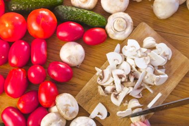Kadının elleri mantar petrol mutfak masasının üzerinde ahşap bord üzerinde kesme.
