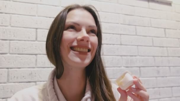 Kvinna äta pommes frites med ostsås i café. — Stockvideo