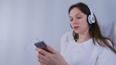 Smartphone ve bir şarkı söylerken kulaklıktan müzik dinleme kadındır.