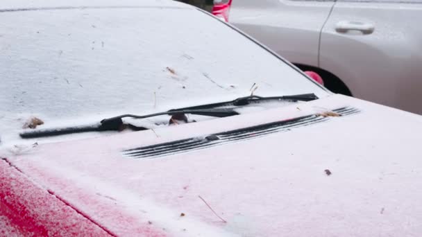 Bevroren auto gedekt sneeuw bij winterdag, bekijken voorruit voorruit en kap. — Stockvideo