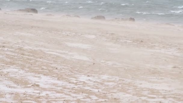 Bela vista da areia e tempestade de neve na praia . — Vídeo de Stock