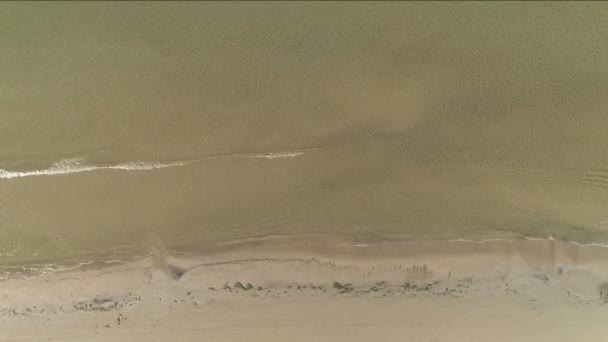 Vista aérea de la playa de arena con olas pequeñas . — Vídeo de stock