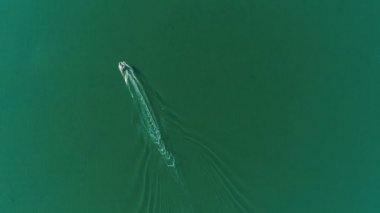 Motorlu tekne denize yelken hava görünümünü. Yeşil deniz temiz su. Üstten görünüm.