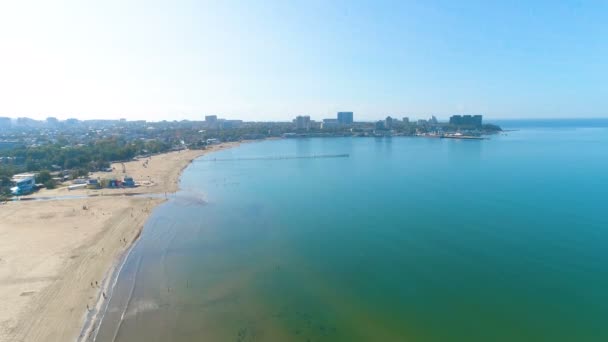 Vue aérienne photographie sur le port de mer, plage de sable et la sity par une journée ensoleillée, beau paysage . — Video