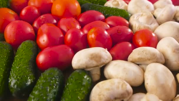 Verduras Frescas Tomates Pepinos Calabacines Pimientos Verduras Rábanos Champiñones Mesa — Vídeo de stock
