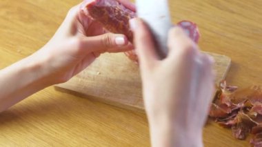 Kadının elleri Tütsülenmiş sosis gelen kabuğu soyma.