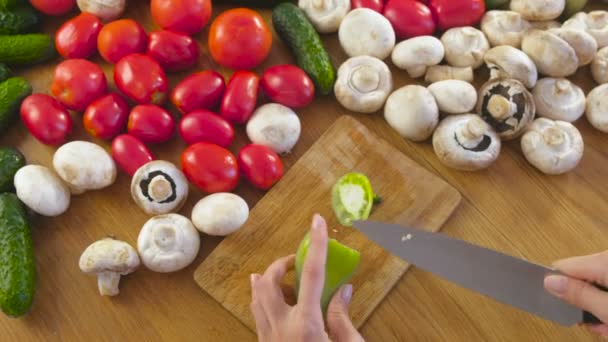 Mujeres Manos Pelan Pimiento Verde Sobre Tabla Madera Mesa Cocina — Vídeos de Stock