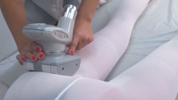 Schoonheidsspecialist maakt een vrouw in nylon pak lpg massage op de buit. Buit en handen close-up. — Stockvideo