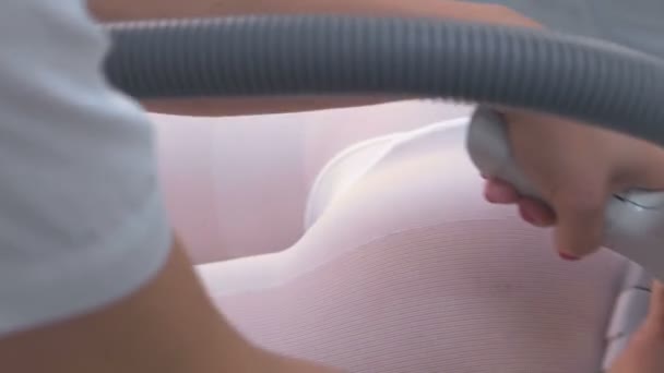 Kosmetikerin macht eine Frau im Nylonanzug lpg Massage auf der Beute. Beute und Hände aus nächster Nähe. — Stockvideo