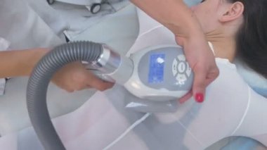 Güzellik uzmanı naylon lpg masaj arkasında uygun bir kadın yapar. Ganimet ve geri yakın çekim.