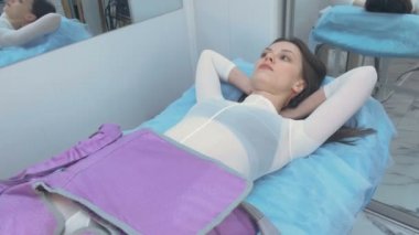 Basınç Terapisi yordamı bacaklar için tedavi kliniğinde kadında.