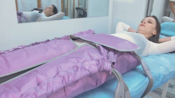 Kobieta w klinice leczenia ciśnienie terapii procedury dla nogi. — Wideo stockowe