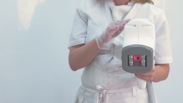 Mannigfaltige Apparatur zur LPG-Massage der kosmetischen Hände. Nahaufnahme. — Stockvideo