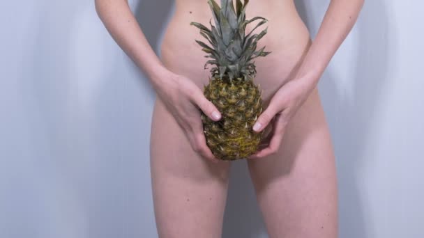 彼女の手でパイナップルと裸の女の体. — ストック動画