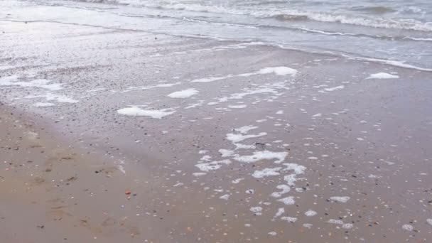 Κύμα και άμμο. Ήρεμη θάλασσα. Ακτή της Μαύρης Θάλασσας. — Αρχείο Βίντεο