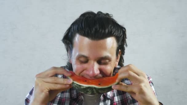 Der hungrige Mann isst schnell eine Wassermelone. Essen wie ein Schwein. — Stockvideo