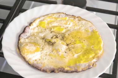 Mutfakta omlet beyaz tabak gaz sobası.