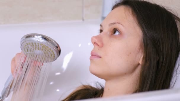 La mujer se está bañando. Ella vierte su agua corporal de la ducha. Cara de primer plano . — Vídeos de Stock