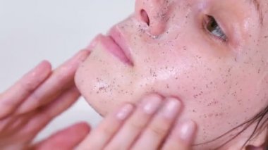 Kadın banyoda yalan yüz bir bodur koyar. Yüz yakın çekim. Beyaz arka plan.