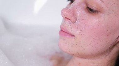 Kadının yüzündeki fırçalayın. Yüz yakın çekim. Banyo kadın IA.