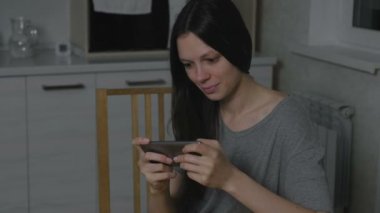 Gizlice cep telefonu mutfak geceleri oyun güzel ve genç birbayan.
