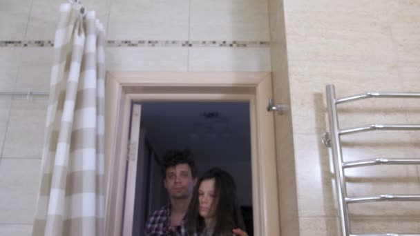 Sleepy paar man en vrouw in de badkamer met kater proberen om wakker te worden. — Stockvideo