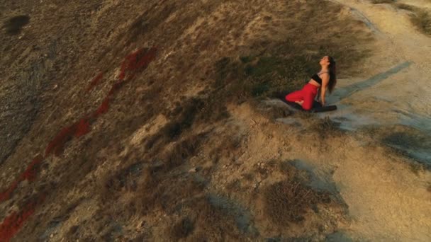 Piękny widok Kobiety Robienie yoga stretching na skraju ogromna Góra zachód słońca. — Wideo stockowe