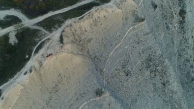 Kadın batımında yoga dağ tepesinde yapıyor. Hava güzel görüntüleri.