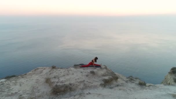 Красива Жінка Займається Йогою Тягнеться Вершині Гори Видом Море Заході — стокове відео