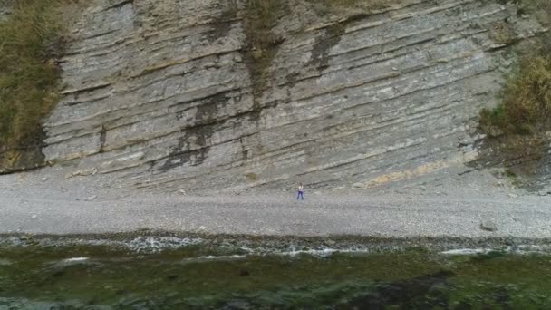 Femme Fait Yoga Des Exercices Physiques Sur Fond Roche Mer — Video