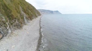 Deniz ve dağ rock cliff üzerinde uçan. Güzel hava deniz manzarası görünümü.