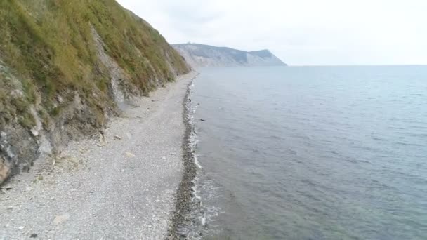 Pływające góry skały klif i morze. Widok piękny seascape antenowe. — Wideo stockowe