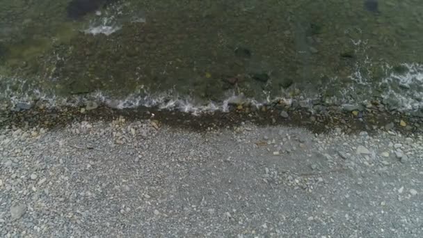 Vista aerea dall'alto della spiaggia di pietra con piccole onde . — Video Stock