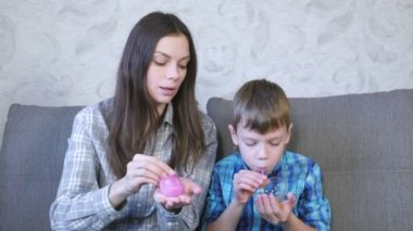 Anne ve oğlu bir Şlamlarına üzerinden büyük bir kabarcık şişirmek. Çamur ile oynamak.