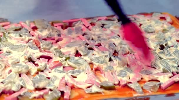 Így, egy házi készítésű pizzát. A majonéz helyezi a tésztát, mártással és a kolbász, a közeli kéz. — Stock videók