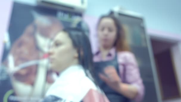 Kuaför saç kurutma makinesi min güzellik salonu ile saç kurutma. Saç keratin ile güçlendirilmesi. — Stok video