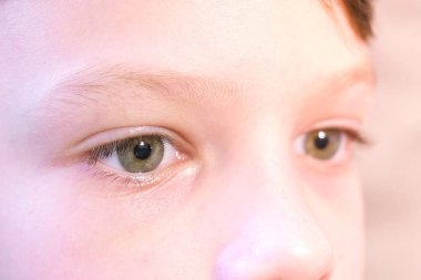 Childs'ın gözleri yakın çekim. Üzgün çocuk geleceğe bakış.