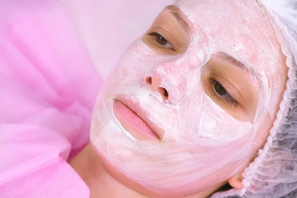 Kadın yüz nemlendirici maske kozmetik prosedür ile. Yüz yakın çekim. — Stok fotoğraf