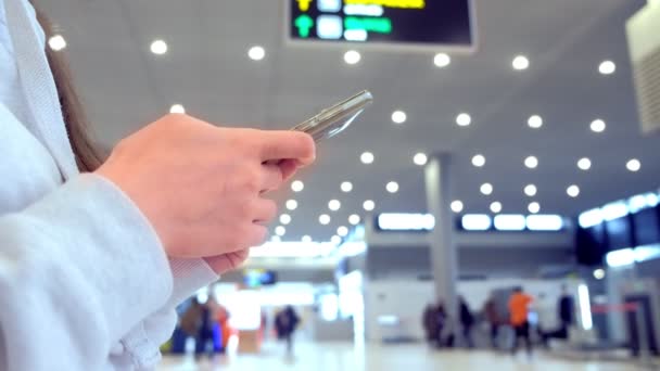 Kadın Iade Çevrimiçi Kayıt Havaalanı Salonunda Cep Telefonunda Eller Ile — Stok video