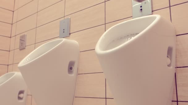 Les urinoirs des hommes vident les toilettes publiques. Gros plan — Video