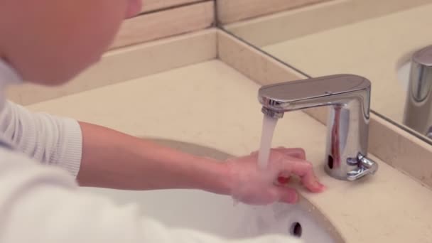 Bambino si lava le mani con sapone nel lavandino, mani primo piano . — Video Stock